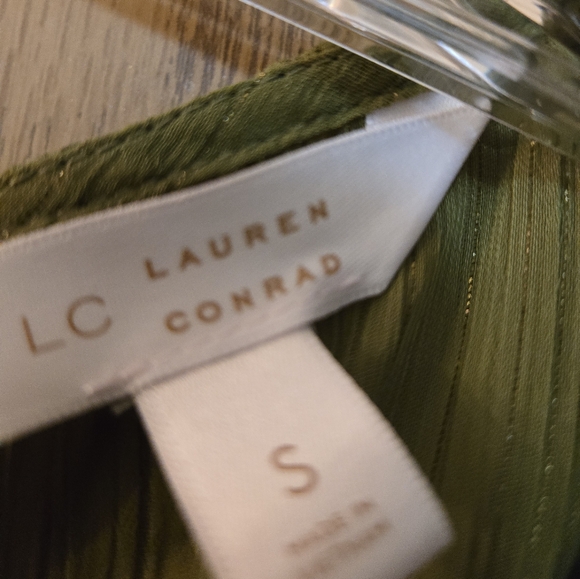 Beautiful sheer green top with gold metallic threads and 3/4 sleeves. - Picture 4 of 7